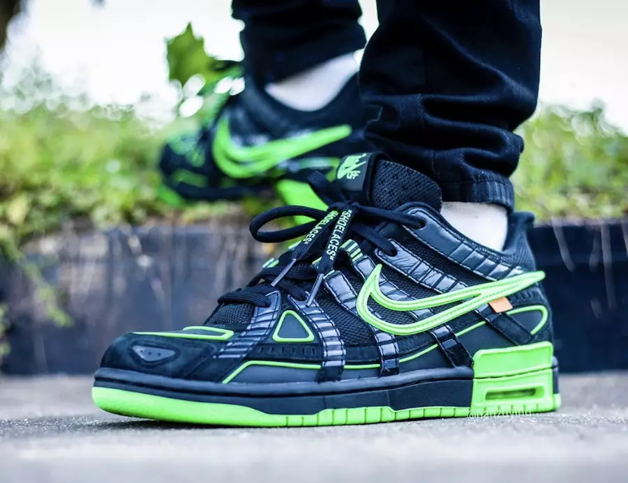 Off-White Nike Air Rubber Dunk Green Strike CU6015-001 Utgivelsesdato på føttene