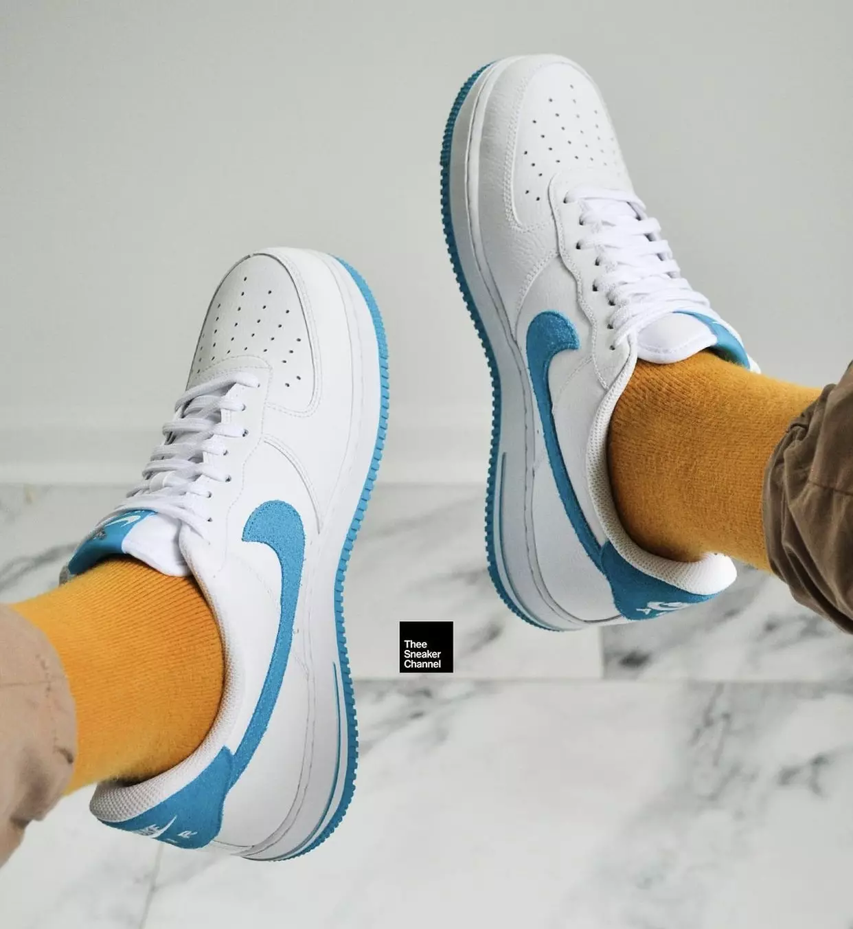 Space Jam Nike Air Force 1 zema zaķa izlaišanas datums uz kājām