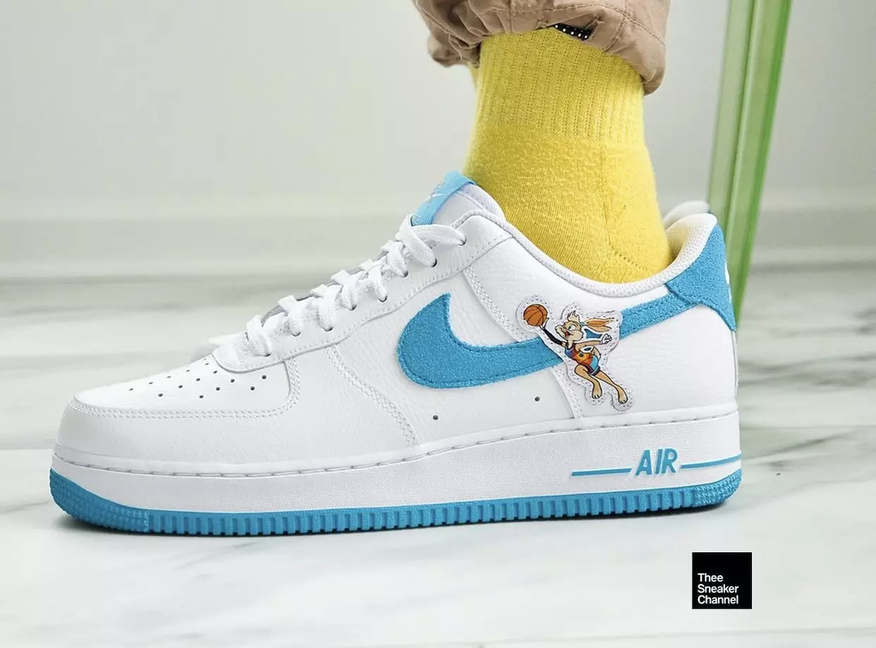 Space Jam Nike Air Force 1 zema zaķa izlaišanas datums uz kājām