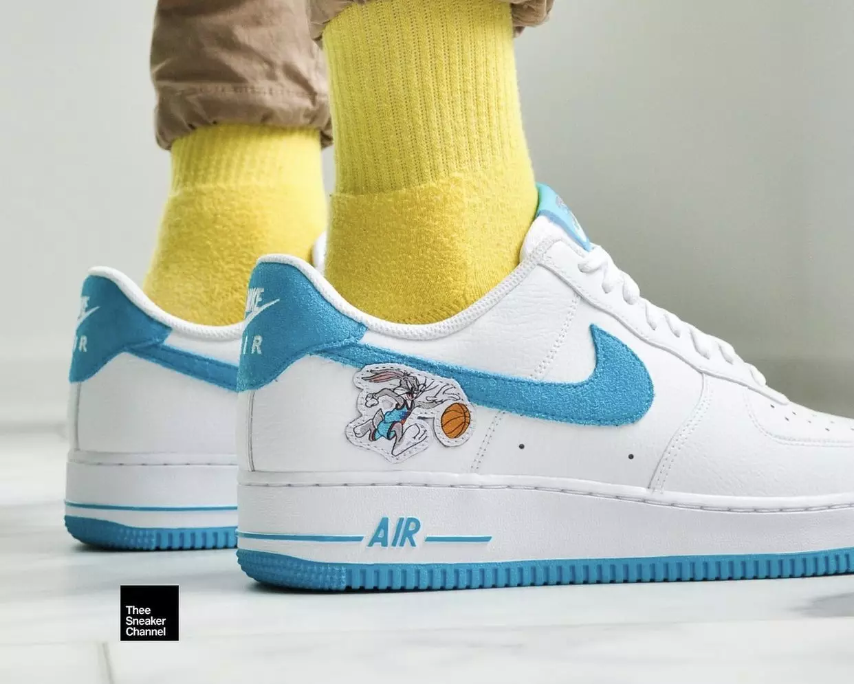 Space Jam Nike Air Force 1 Low Hare Julkaisupäivä jaloissa