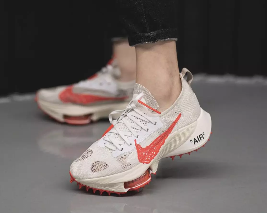 Off White Nike Air Zoom Tempo Nākamais Solar Red Izlaišanas datums uz kājām