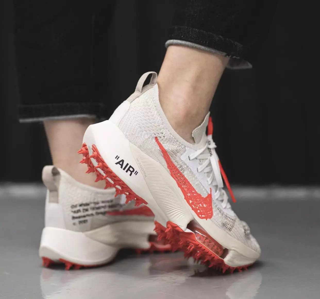 Off White Nike Air Zoom Tempo Next Solar Red útgáfudagur á fótum