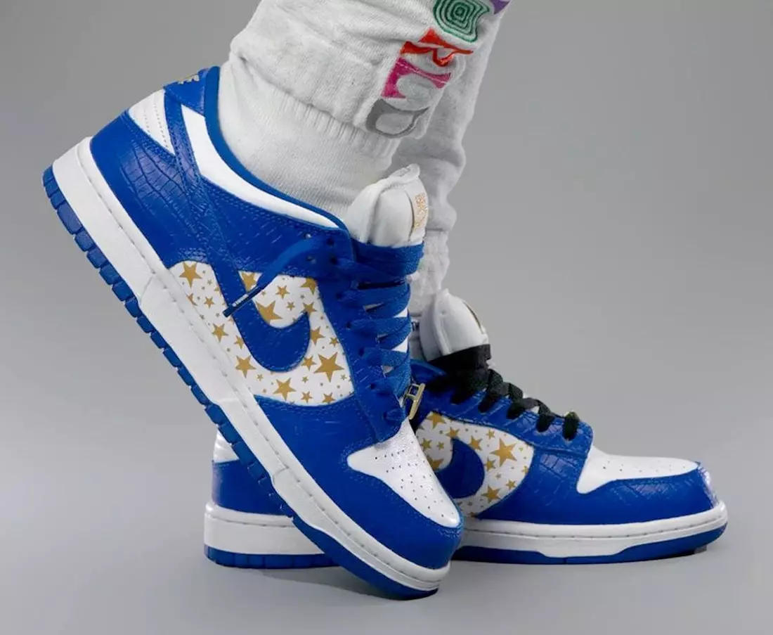 Supreme – Nike SB Dunk Low Stars Hyper Blue DH3228-100 väljalaskekuupäev jalgadel