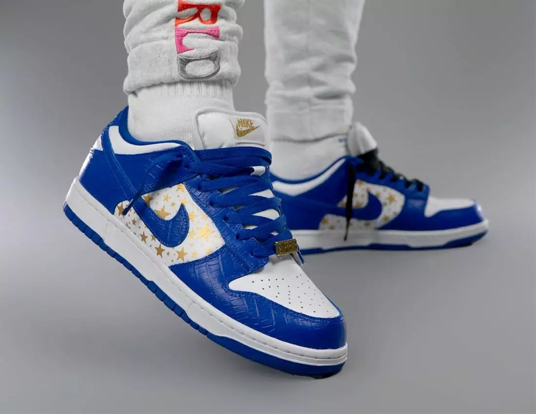 Supreme- Nike SB Dunk Low Stars Hyper Blue DH3228-100 Útgáfudagur á fótum