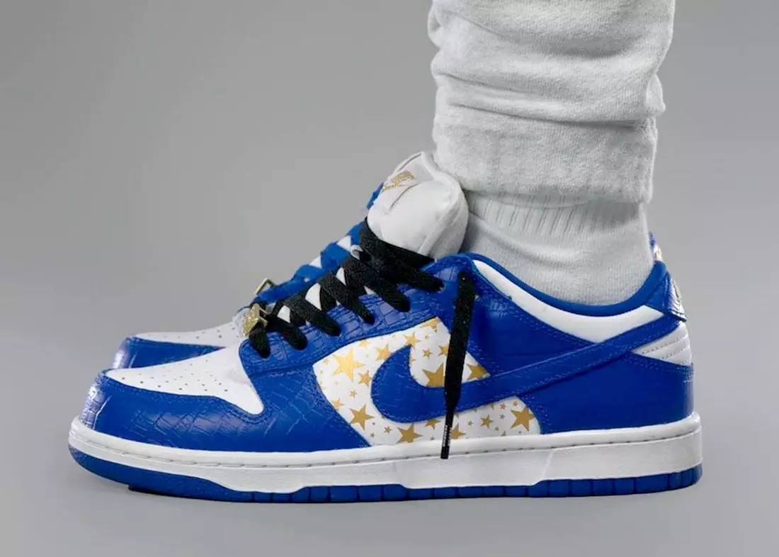 Supreme- Nike SB Dunk Low Stars Hyper Blue DH3228-100 Utgivelsesdato på føttene