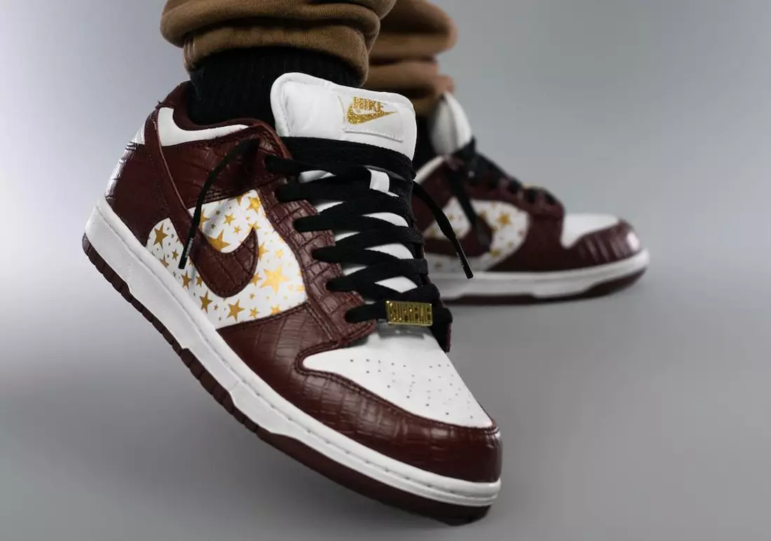 Supreme Nike SB Dunk Low Barkroot Brown Stars DH3228-103 Väljalaskekuupäev jalgadel