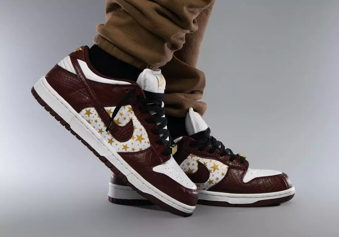 Supreme Nike SB Dunk Low Barkroot Brown Stars DH3228-103 Julkaisupäivä jaloissa