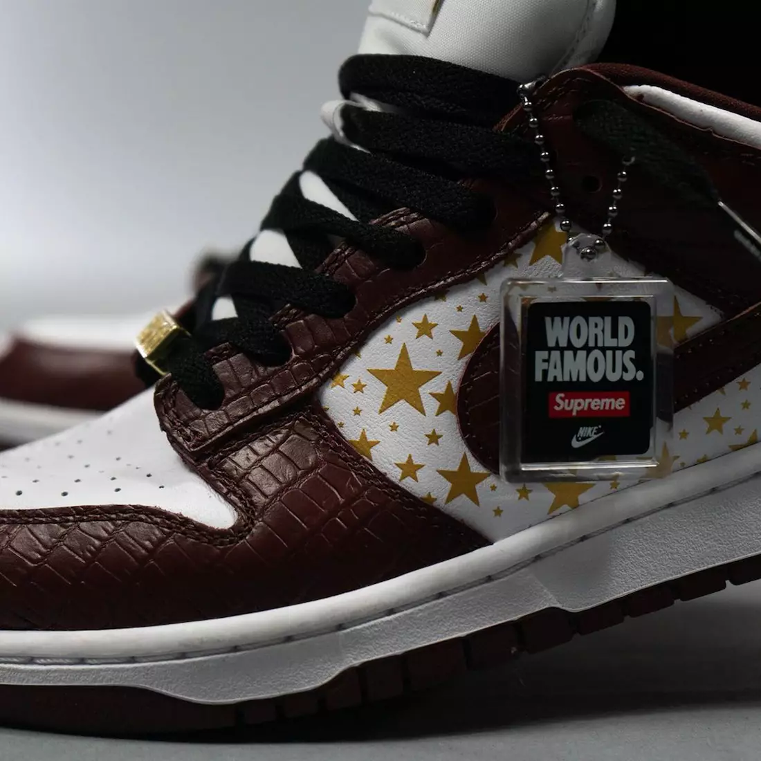 Supreme Nike SB Dunk Low Barkroot Brown Stars DH3228-103 Шығарылу күні Аяқтағы