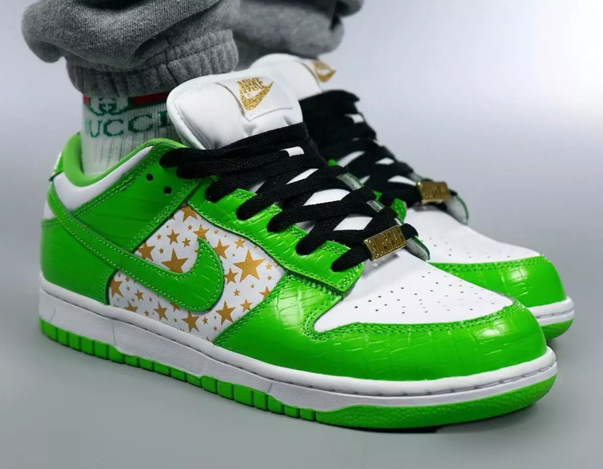 Дата выпуска кроссовок Supreme Nike SB Dunk Low Green Stars DH3228-101 на ногах