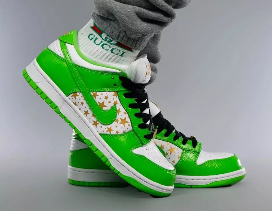 Supreme Nike SB Dunk Low Green Stars DH3228-101 Fecha de lanzamiento On-Feet