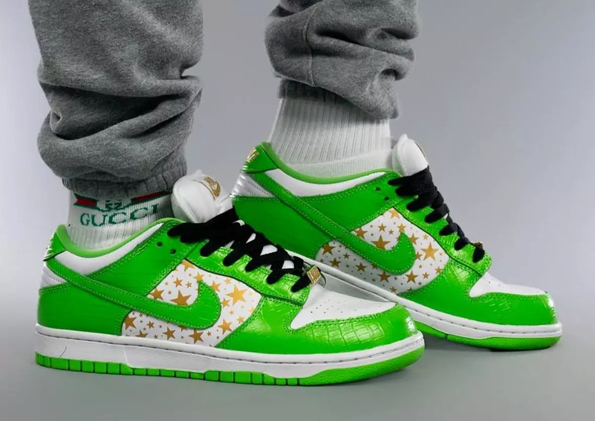 Supreme Nike SB Dunk Low Green Stars DH3228-101 väljalaskekuupäev jalgadel