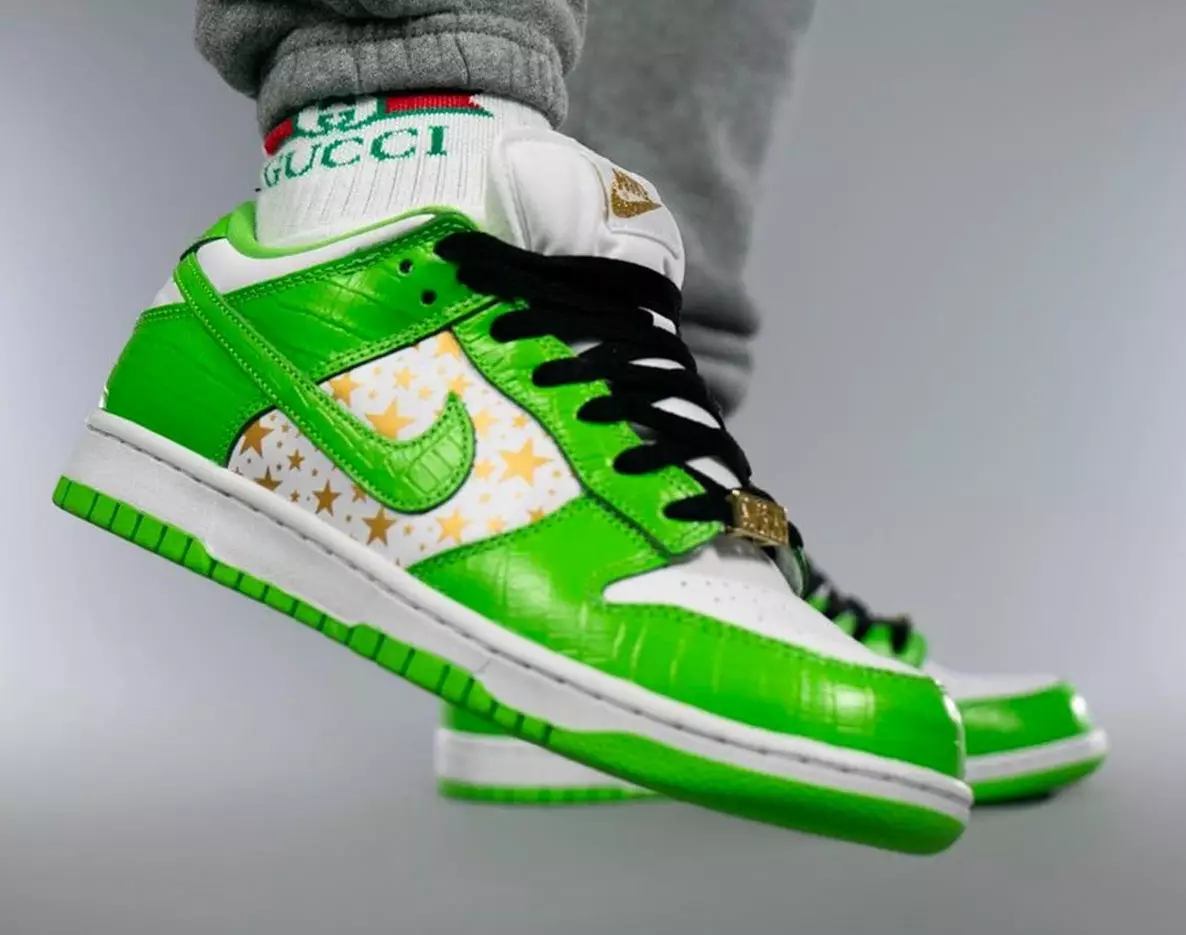 Supreme Nike SB Dunk Low Green Stars DH3228-101 Release Date On-Feet