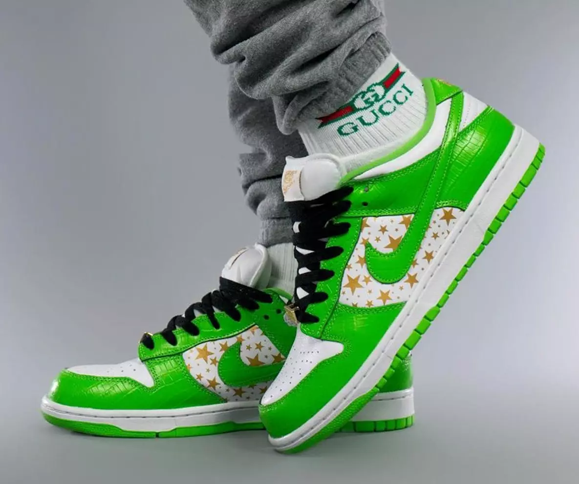 Supreme Nike SB Dunk Low Green Stars DH3228-101 Izlaišanas datums uz kājām