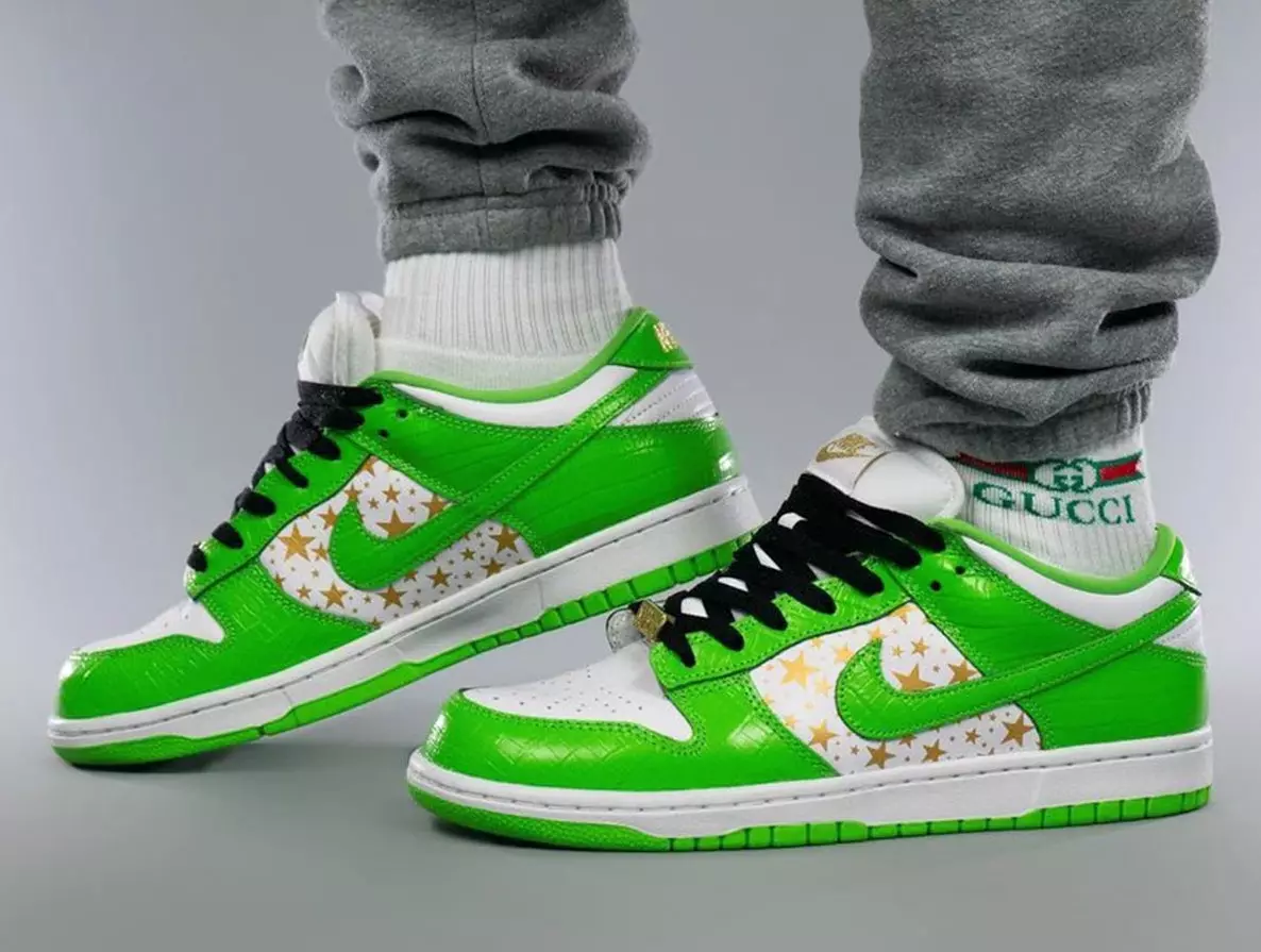 Supreme Nike SB Dunk Low Green Stars DH3228-101 Utgivelsesdato på føttene