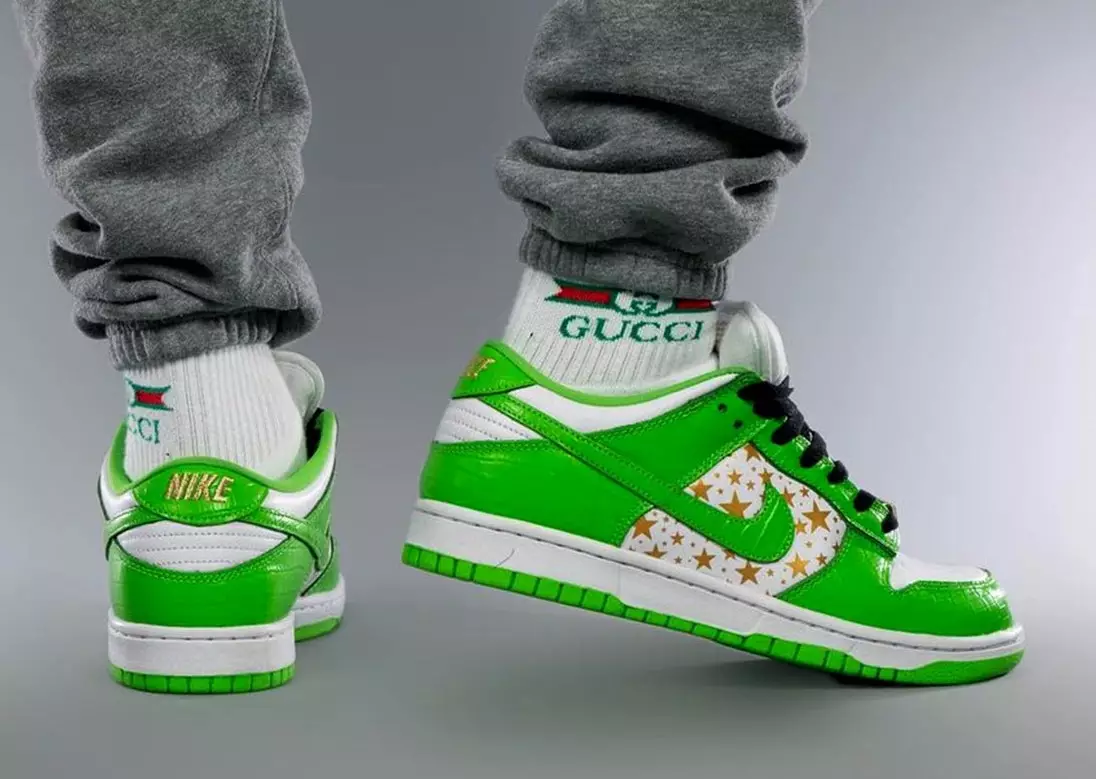 Supreme Nike SB Dunk Low Green Stars DH3228-101 Releasedatum op de voeten