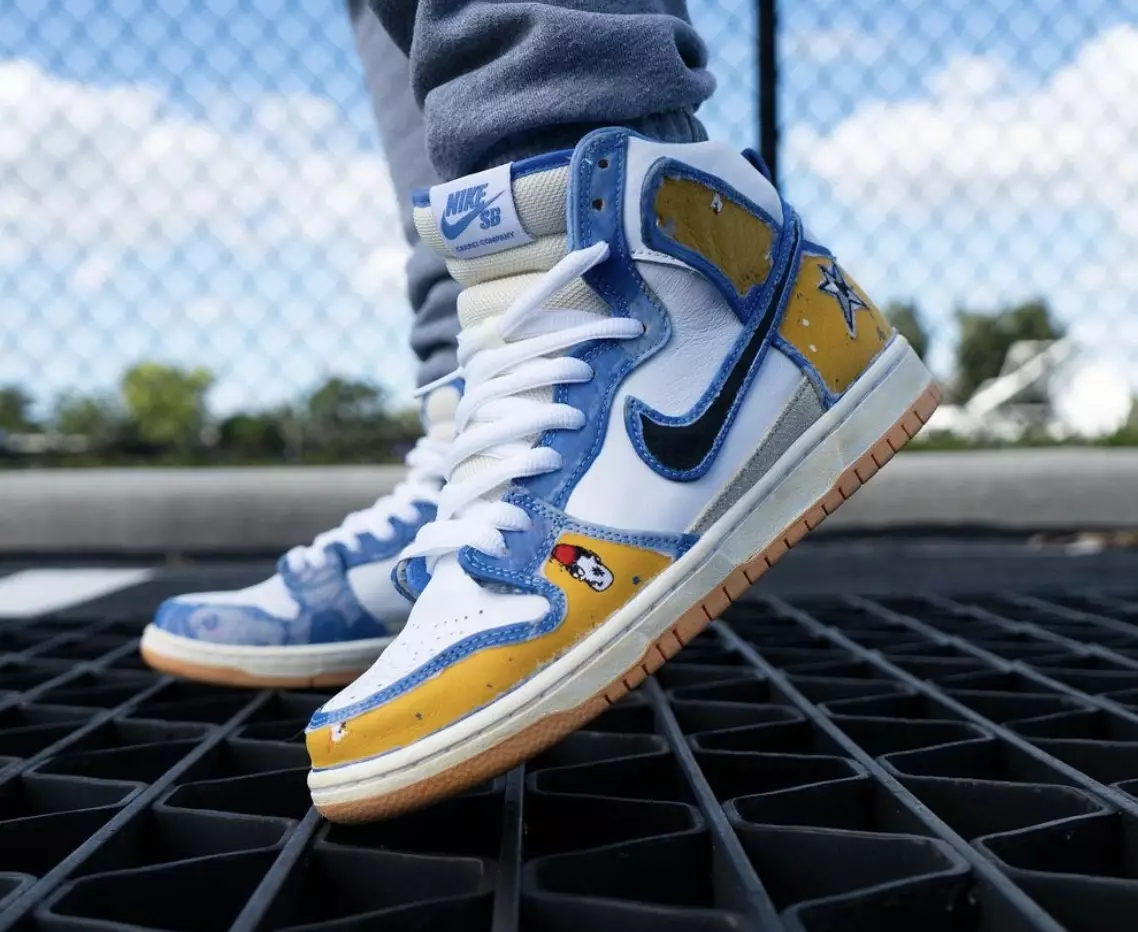 טעפּעך פֿירמע x Nike SB Dunk High CV1677-100 מעלדונג טאָג אויף די פֿיס