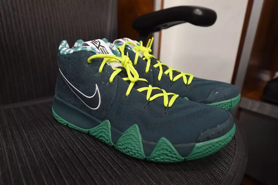 Nike Kyrie 4 зеленый лобстер