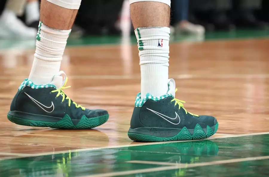 Nike Kyrie 4 зеленый лобстер