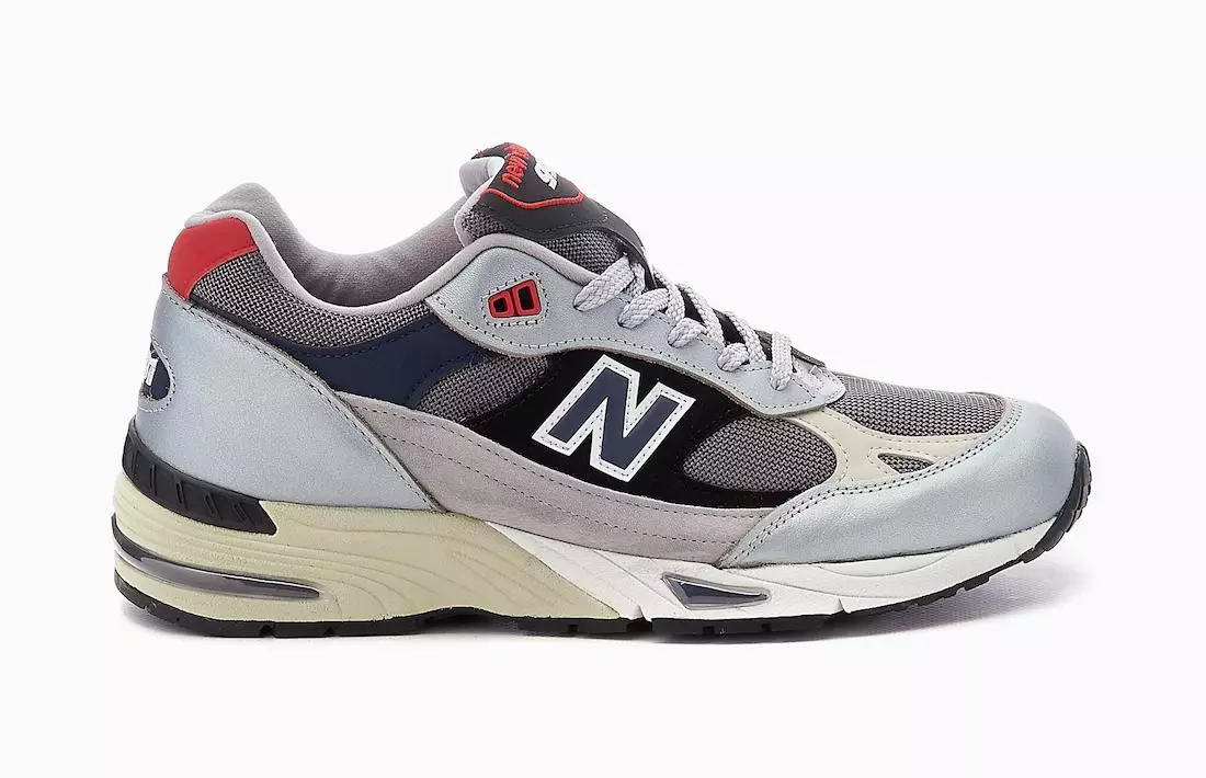 New Balance 991 oferit în argintiu și bleumarin