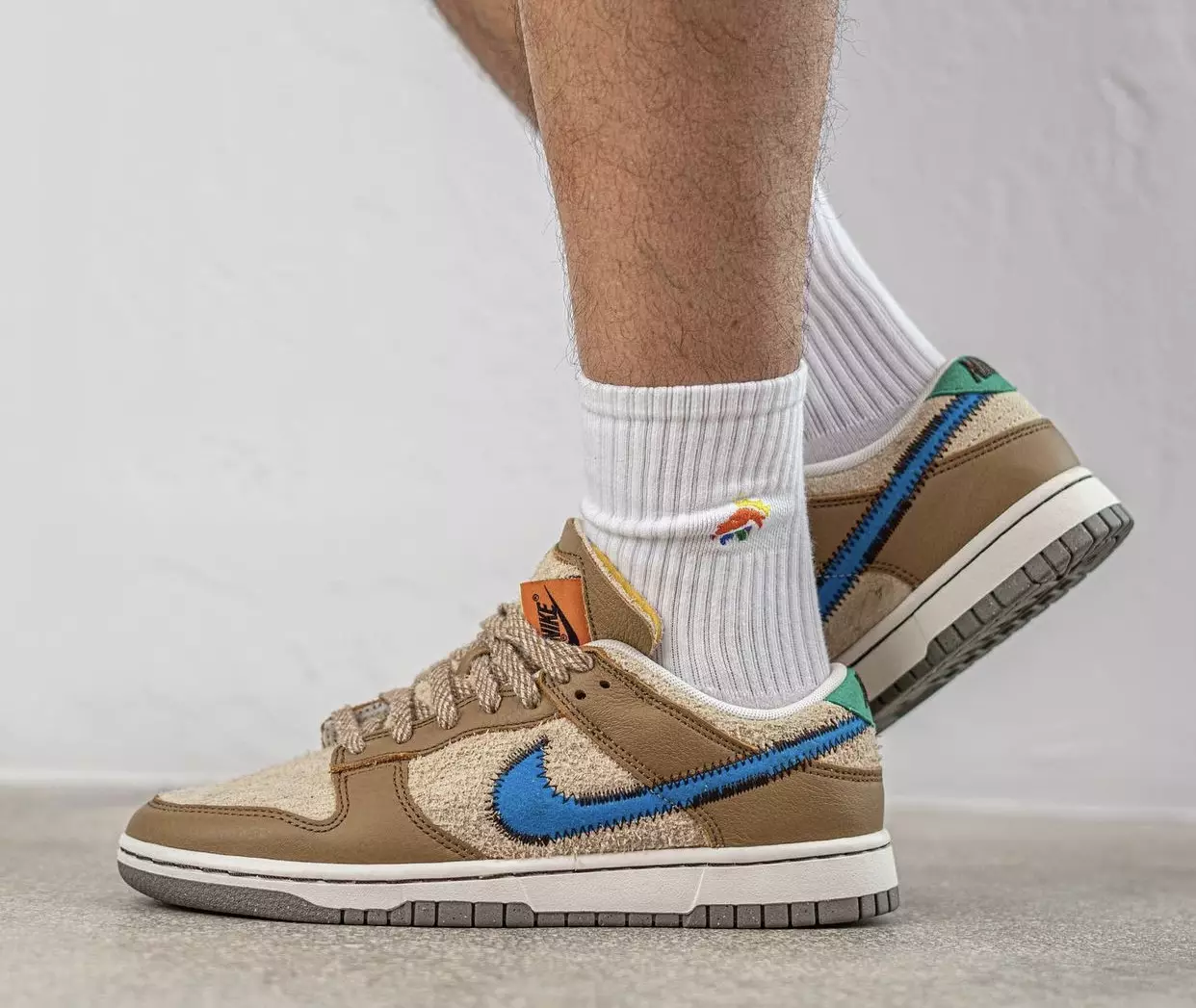 o'lchamdagi Nike Dunk Low DO6712-200 Chiqish sanasi oyoqlarda