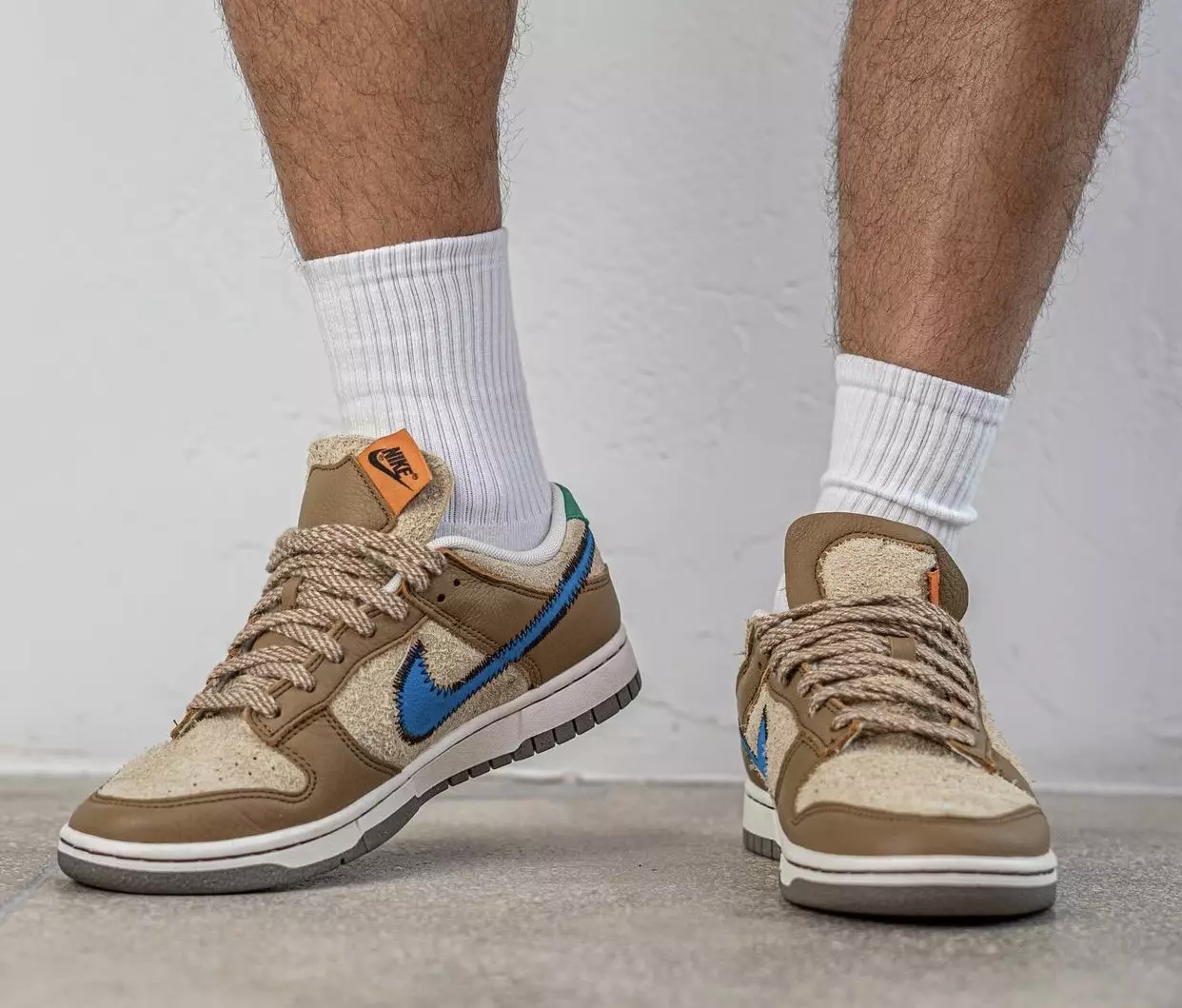 Gréisst Nike Dunk Low DO6712-200 Release Datum Op-Féiss