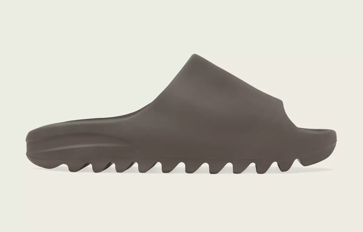 Az adidas Yeezy Slide „Soot” szeptember 6-án jelenik meg