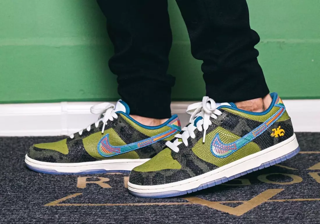 Nike Dunk Low Siempre Familia Day of the Dead DO2160-335 אויף פֿיס