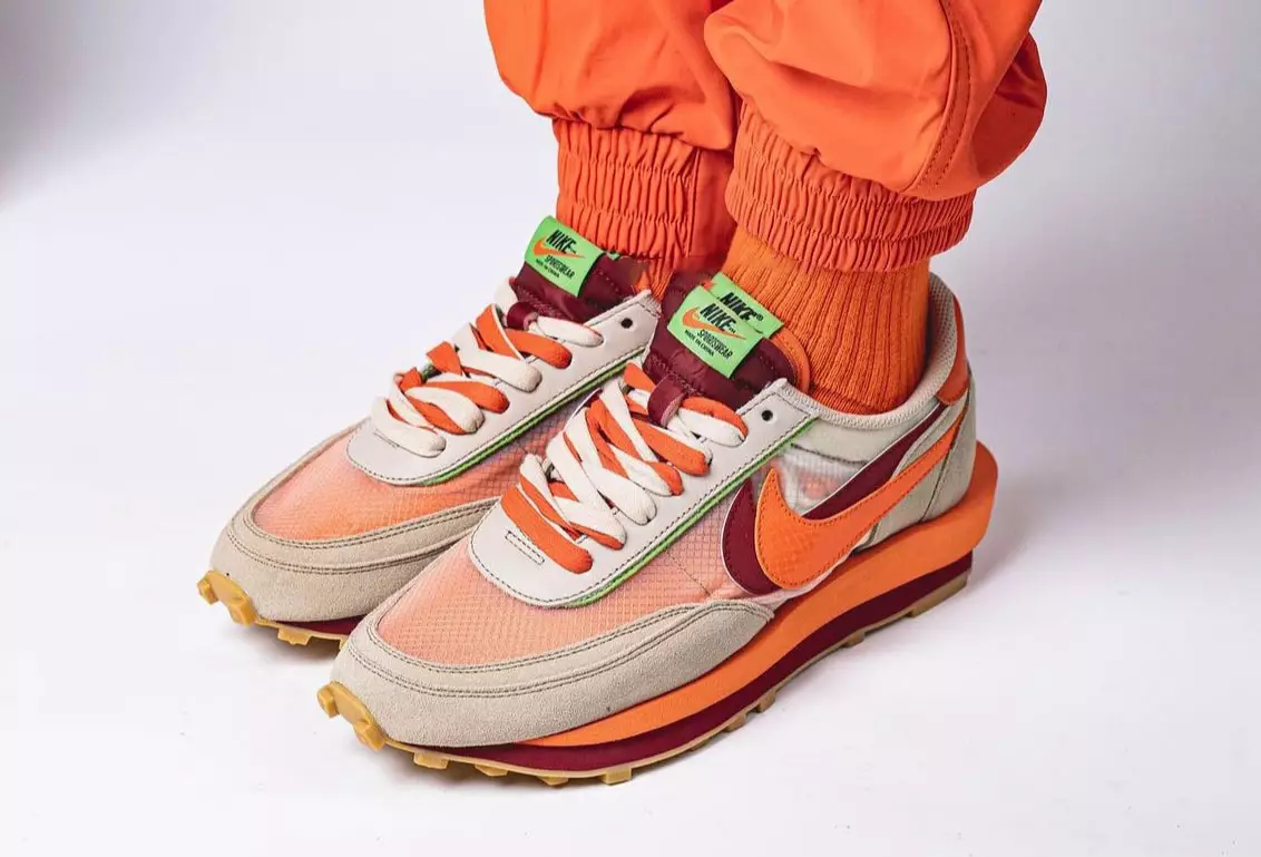 Clot Sacai Nike LDWaffle DH1347-100 aan de voeten