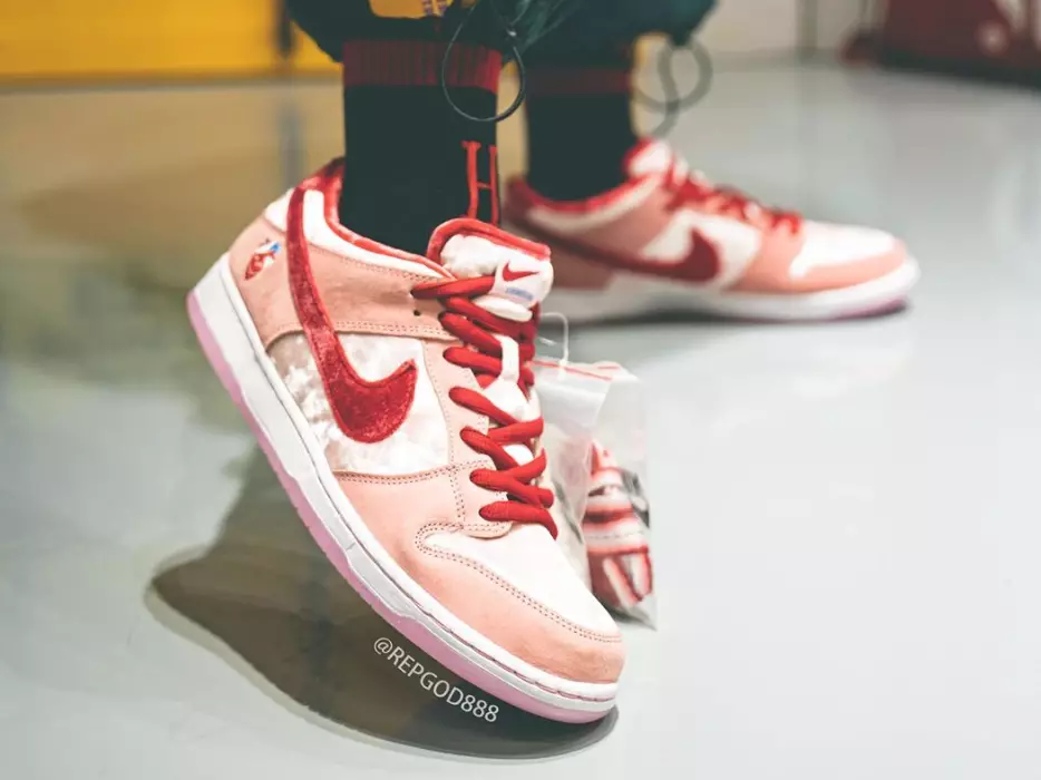 Дата выпуску StrangeLove Nike SB Dunk Low CT2552-800