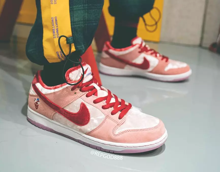 StrangeLove Nike SB Dunk Low CT2552-800 Datum vydání