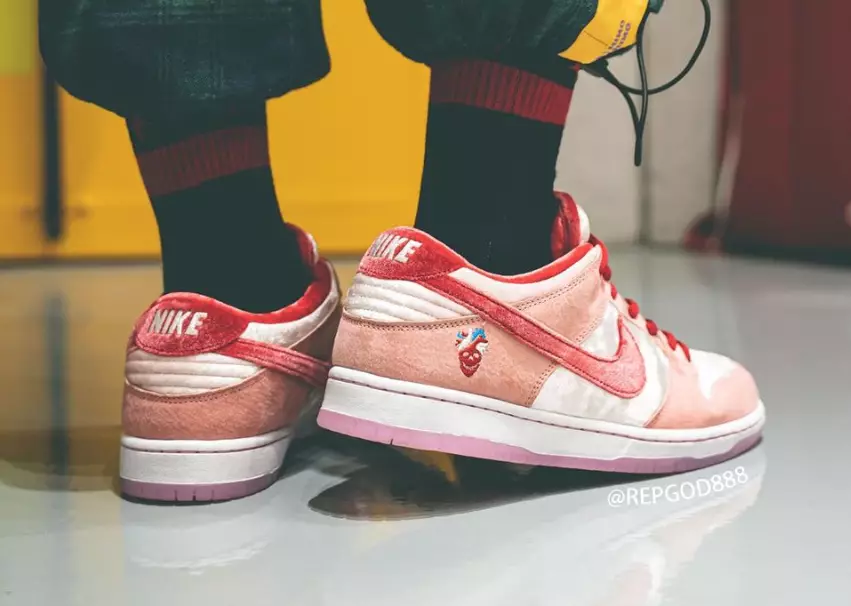 StrangeLove Nike SB Dunk Low CT2552-800 Дата випуску