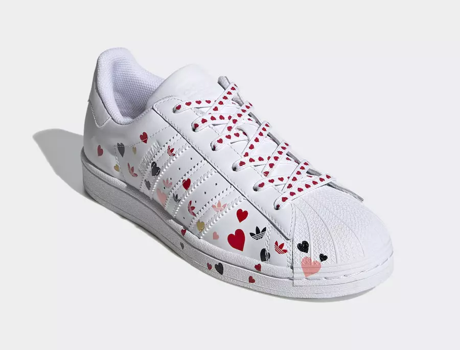 Adidas Superstar zahalené do srdiečok s potlačou na Valentína