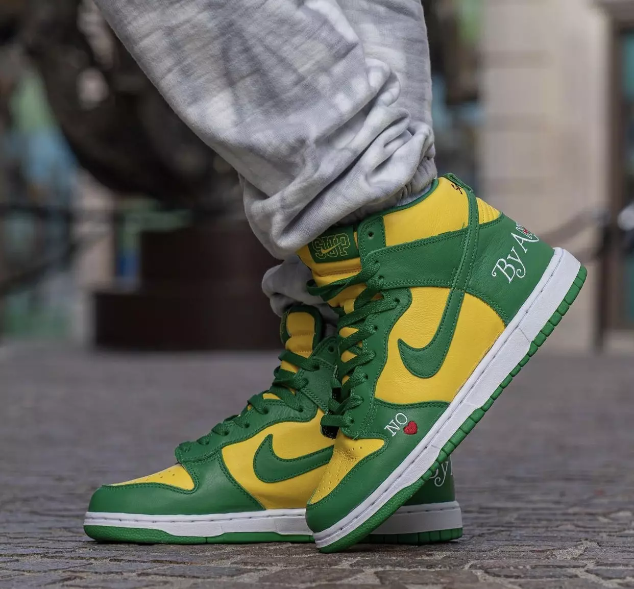Supreme Nike SB Dunk High Brazil בכל אופן DN3741-700 תאריך שחרור על הרגליים