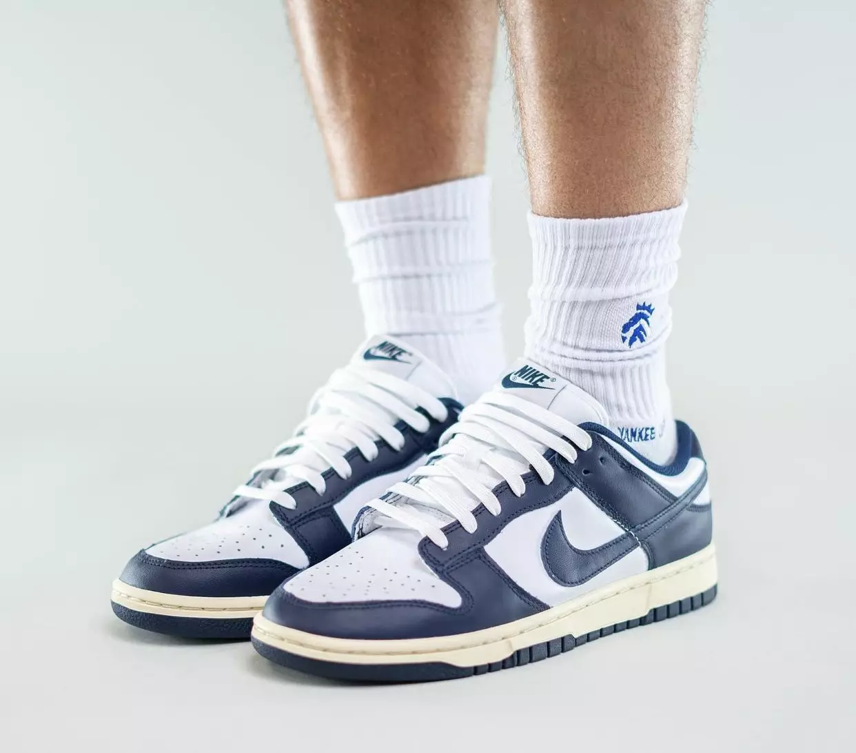 Nike Dunk Low Navy White Vanha julkaisupäivä jaloissa