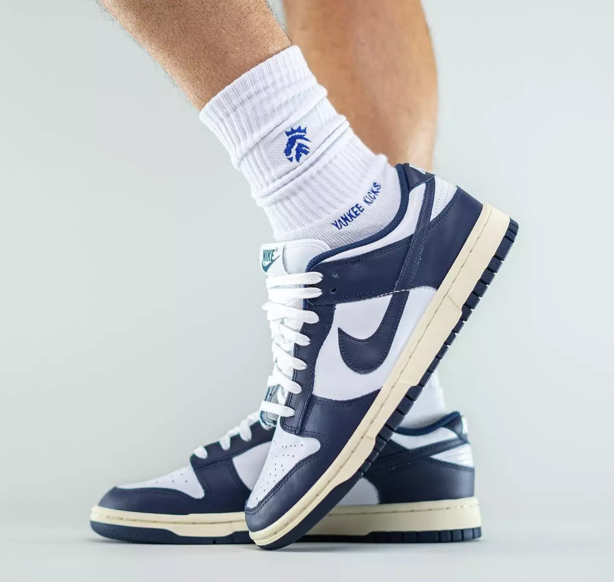 Nike Dunk Low Navy White Vecuma izlaišanas datums uz kājām