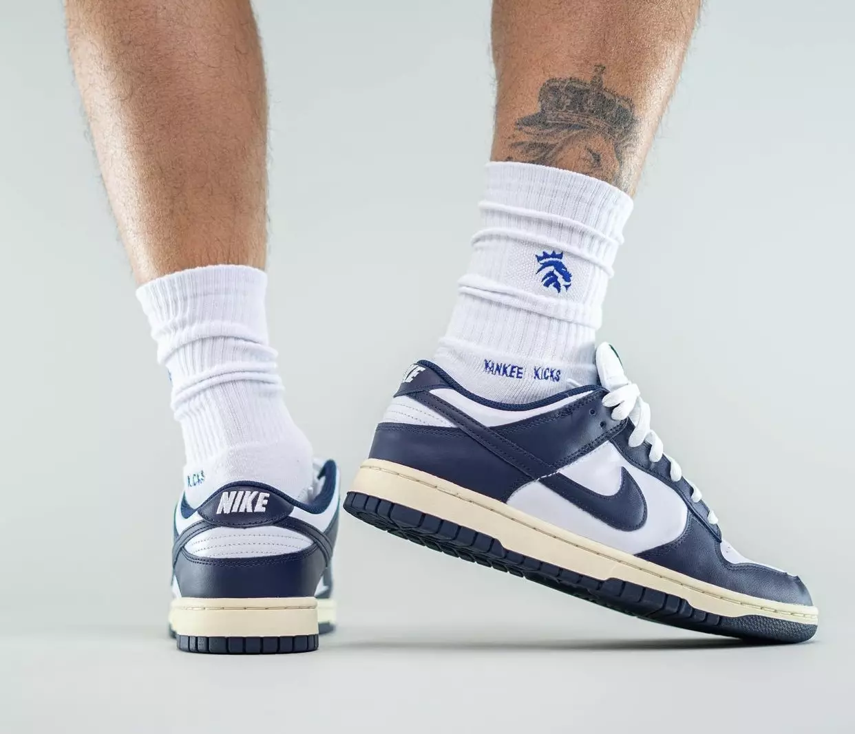 Nike Dunk Low Navy White Vanha julkaisupäivä jaloissa