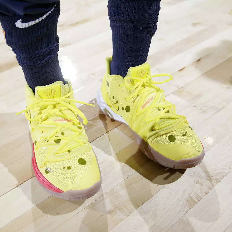 Nike Kyrie 5 SpongeBob sur pied