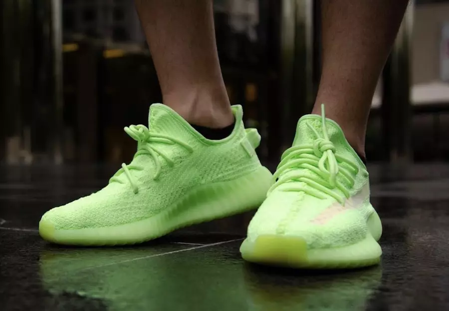 Adidas Yeezy Boost 350 V2 Glow EG5293 на ногах