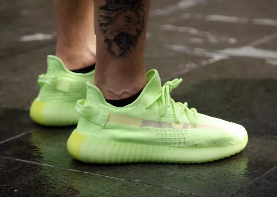 adidas Yeezy Boost 350 V2 Glow EG5293 på foten