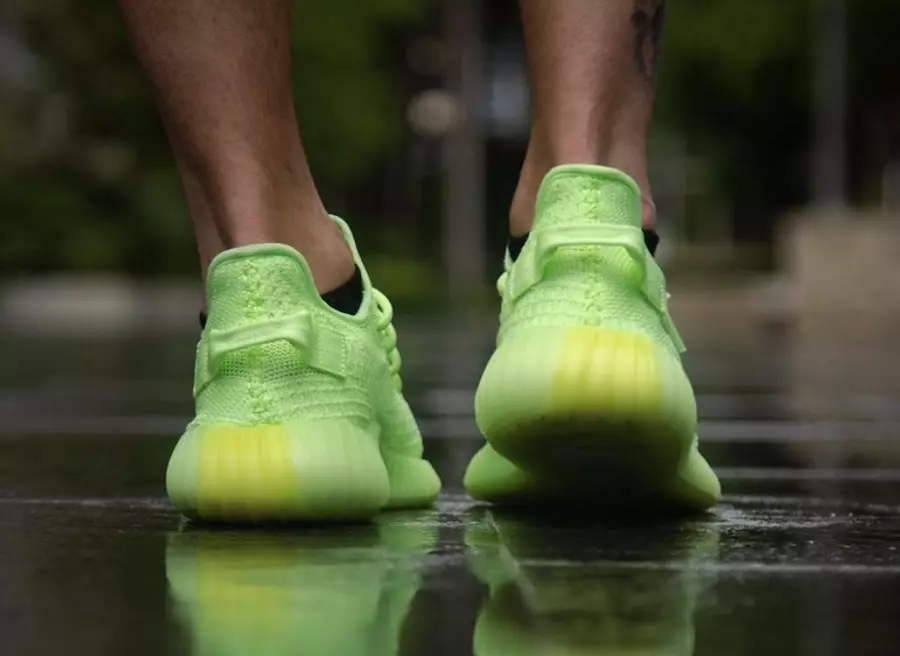 adidas Yeezy Boost 350 V2 Glow EG5293 на краката