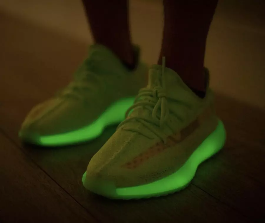 adidas Yeezy Boost 350 V2 Glow EG5293 Ayakta