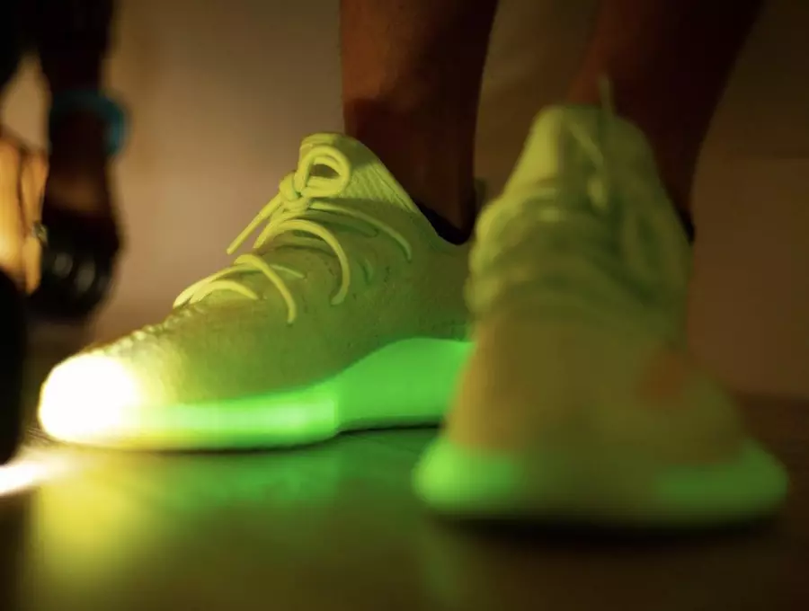 adidas Yeezy Boost 350 V2 Glow EG5293 oyoqda