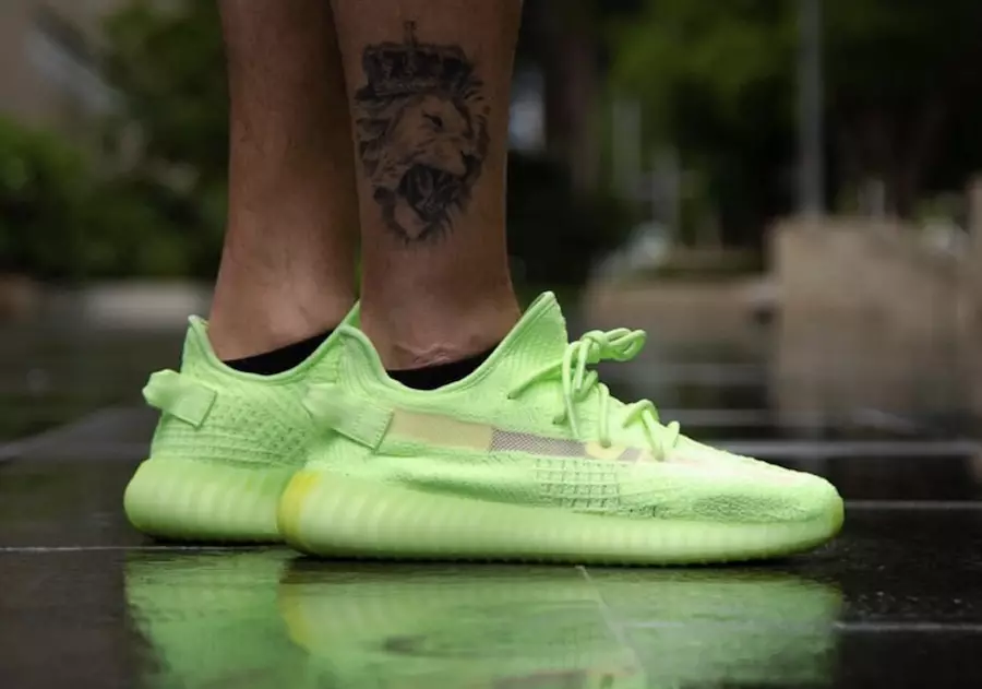 adidas Yeezy Boost 350 V2 Glow EG5293 oyoqda