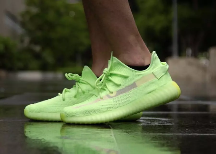 adidas Yeezy Boost 350 V2 Glow EG5293 på foten