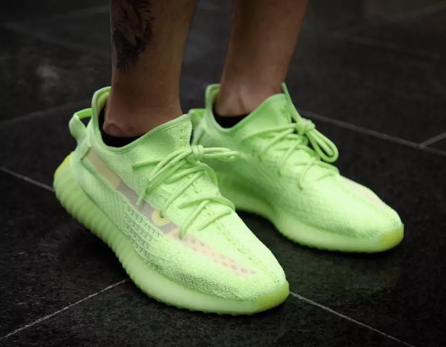 adidas Yeezy Boost 350 V2 Glow EG5293 Ayakta