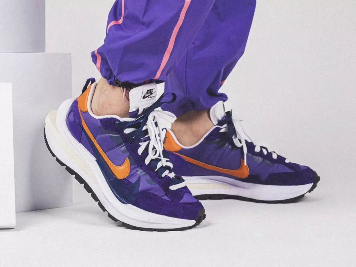 Sacai Nike VaporWaffle Dark Iris Campfire Orange Թողարկման ամսաթիվը ոտքերի վրա