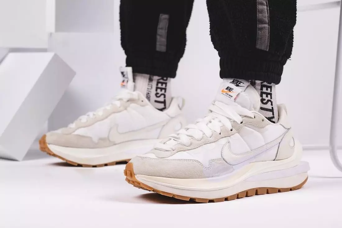 Sacai Nike VaporWaffle Sail DD1875-100 מעלדונג טאָג אויף די פֿיס