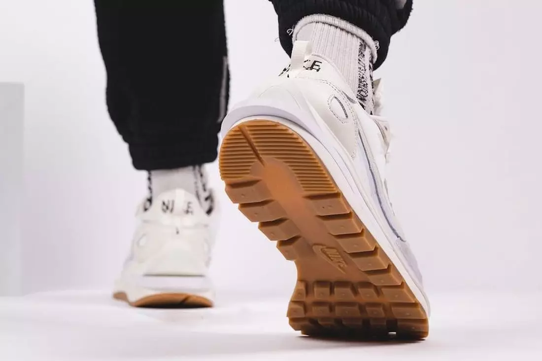 Sacai Nike VaporWaffle Sail DD1875-100 リリース日 On-Feet