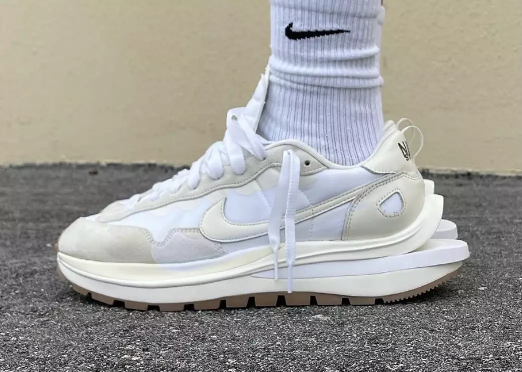 Sacai Nike VaporWaffle White Sail Gum Дата випуску на ногах