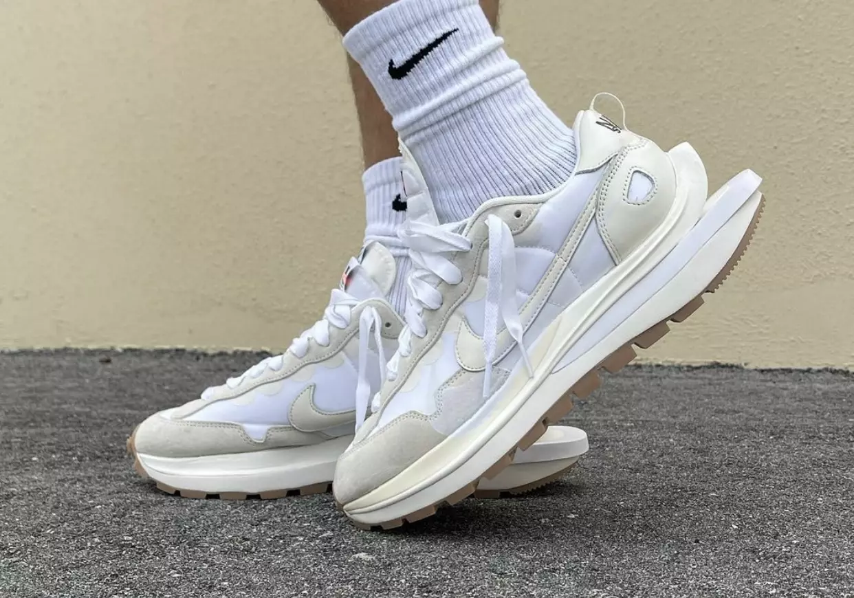 Sacai Nike VaporWaffle White Sail Gum-ի թողարկման ամսաթիվը ոտքերի վրա